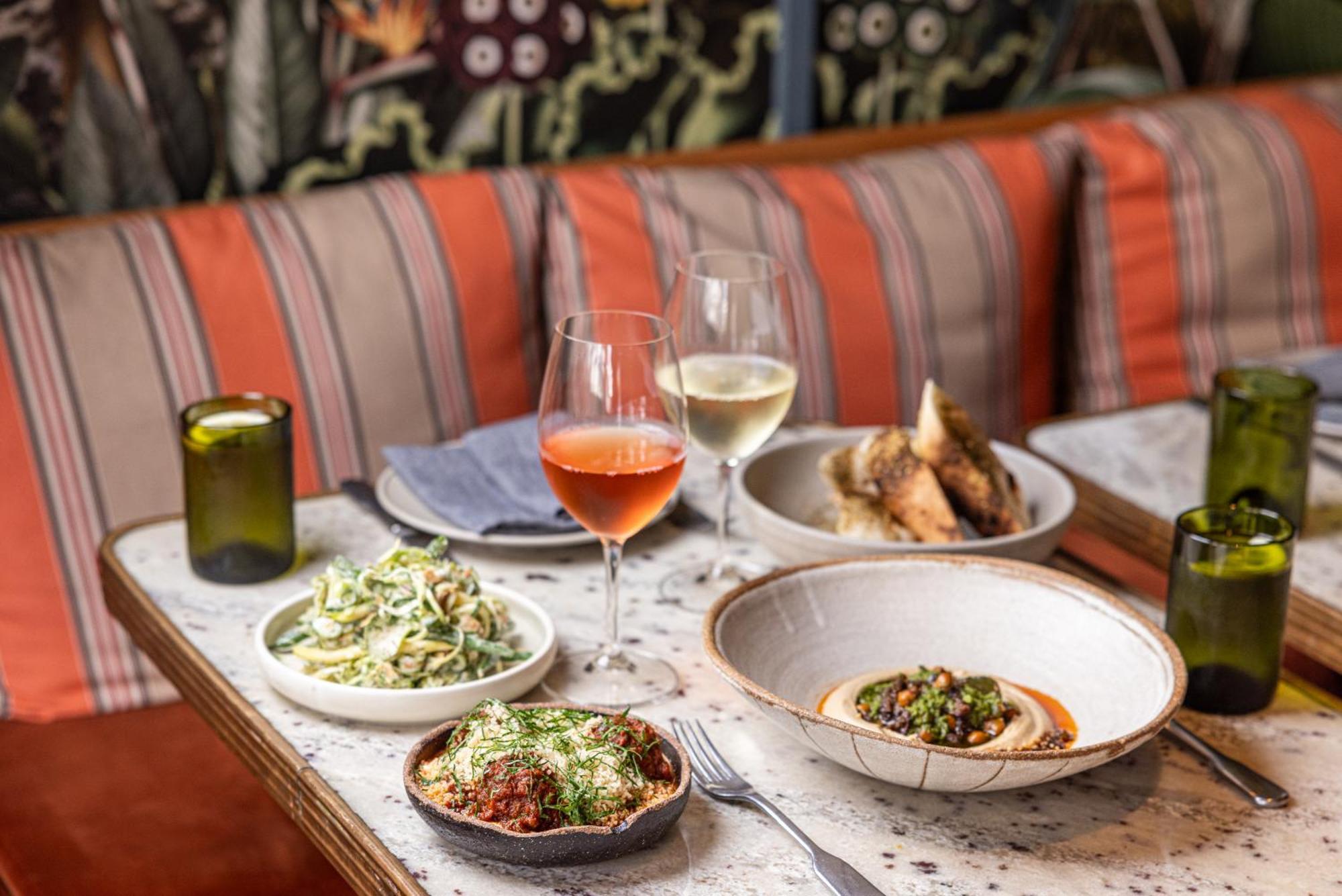 Ovolo The Valley Brisbane Exterior foto Dishes at the restaurant